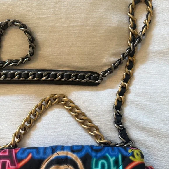 CHANEL 19 MEDIUM GRAFFITI FLAP BAG - Picture 3 of 9